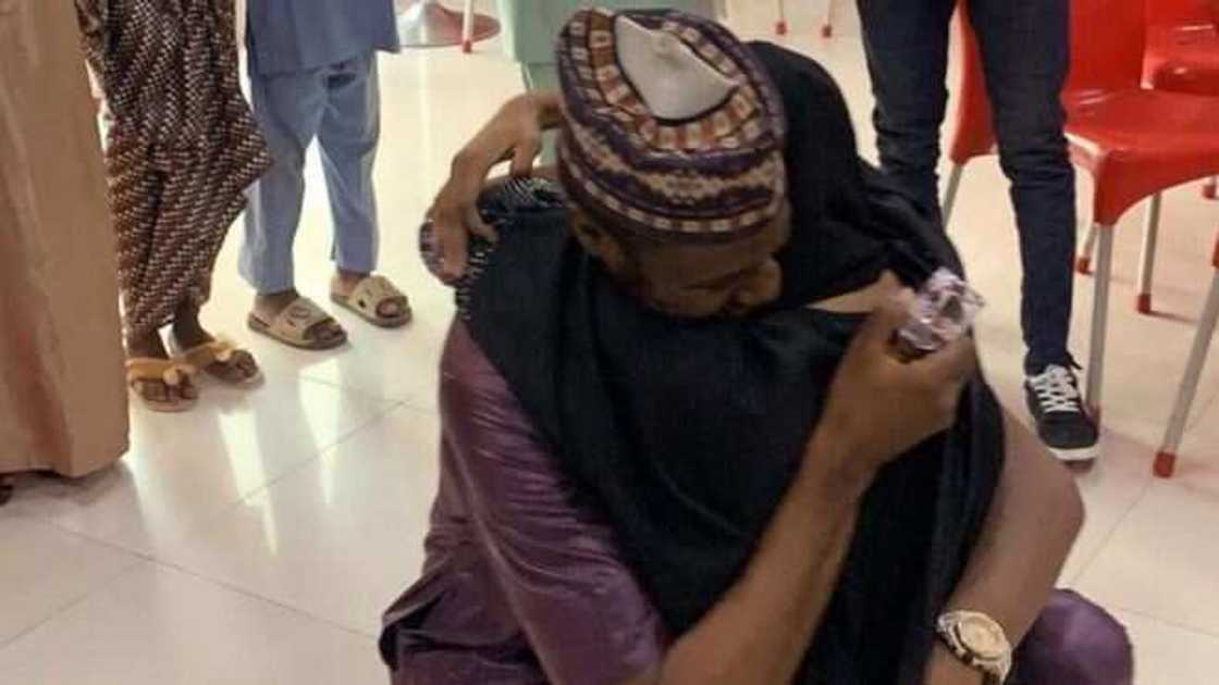 Bidiyon saurayi ya tsugunna tare da rungumo budurwa don neman aureta a Kano ya janyo cece-kuce Bidiyon saurayi ya tsugunna tare da rungumo budurwa don neman aureta a Kano ya janyo cece-kuce