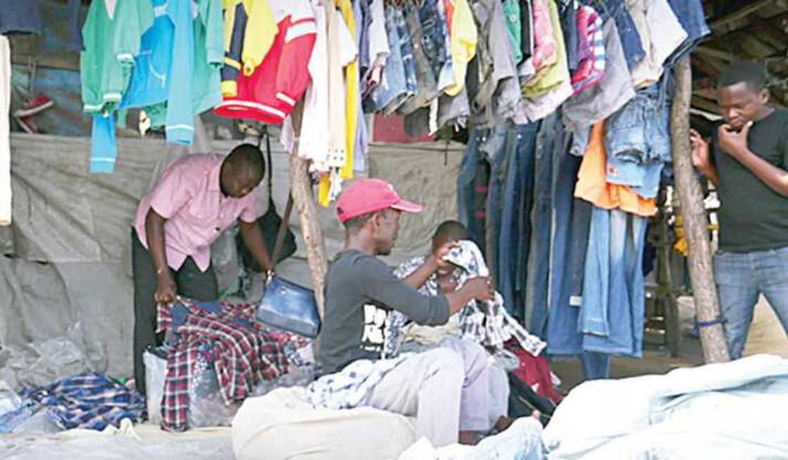 Waiwaye: Tarihin da, lokacin 'yan Najeriya suka fara sanya kaya 'Gwanjo' Waiwaye: Tarihin da, lokacin 'yan Najeriya suka fara sanya kaya 'Gwanjo'