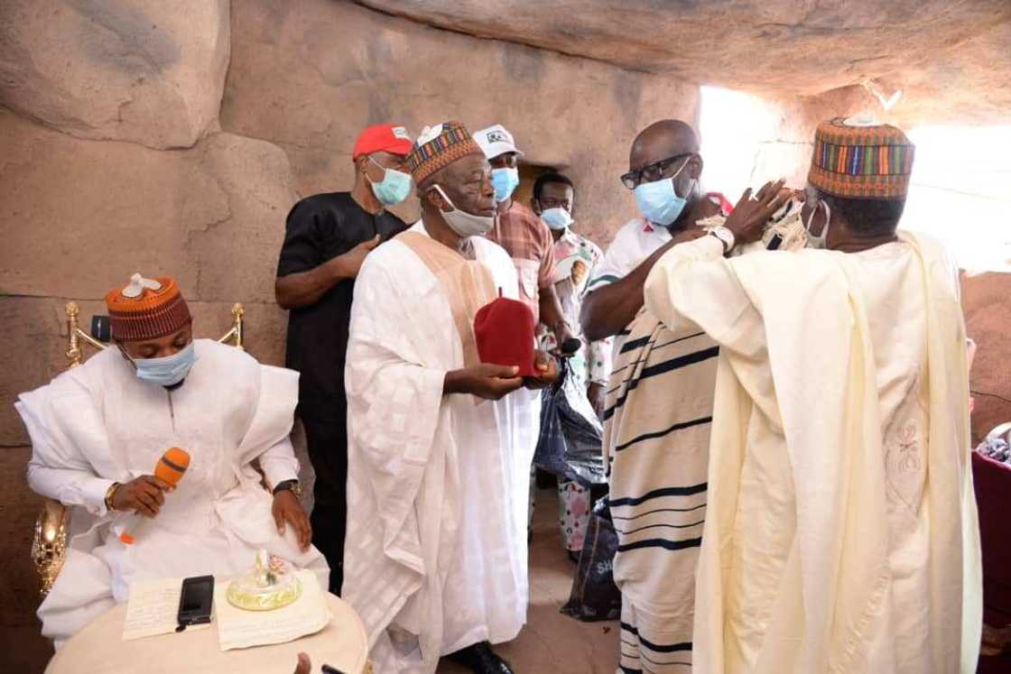 Obaseki ya sha da kyar, an ba shi sarauta a karamar hukumar Oshiomhole Obaseki ya sha da kyar, an ba shi sarauta a karamar hukumar Oshiomhole