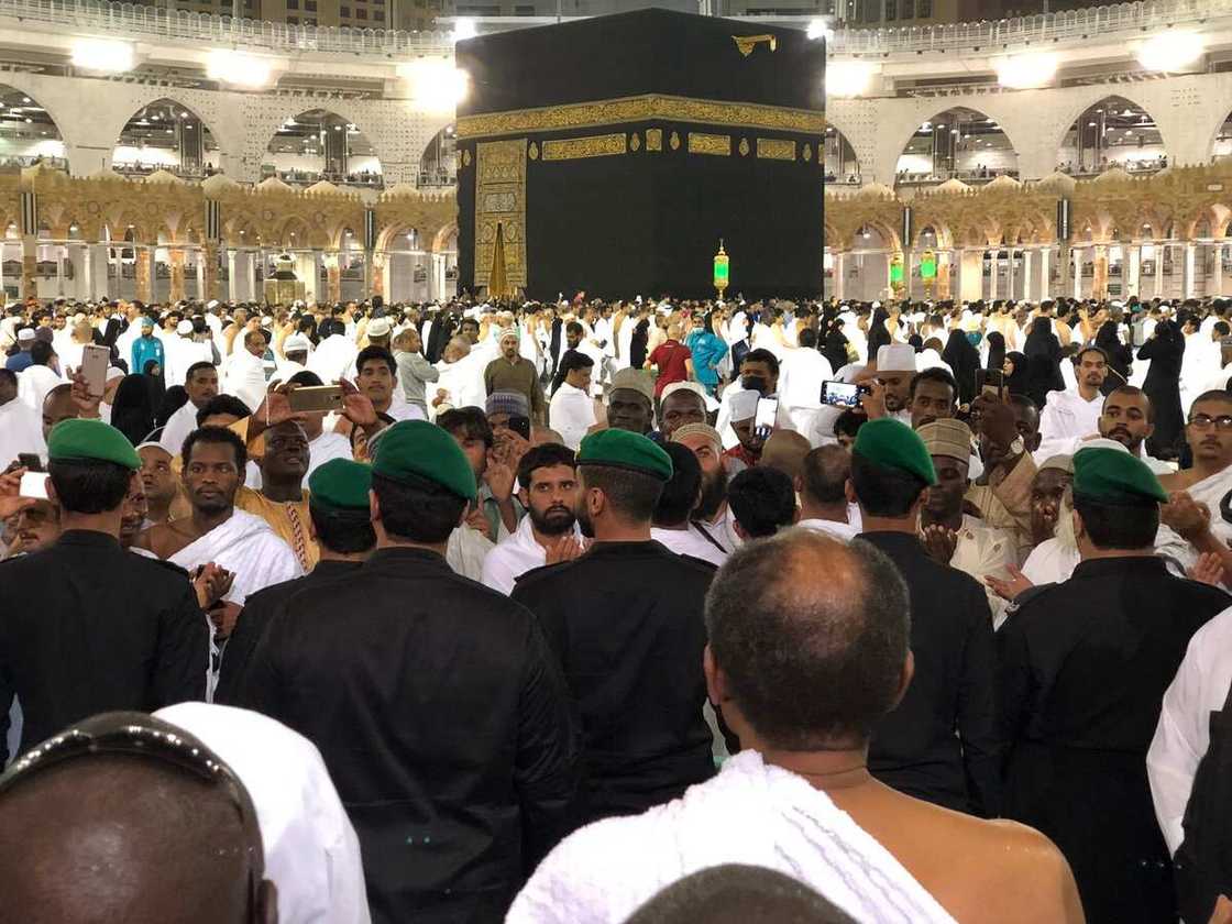 Hotunan Shugaba Buhari da Aisha yayin gudanar da aikin Umrah