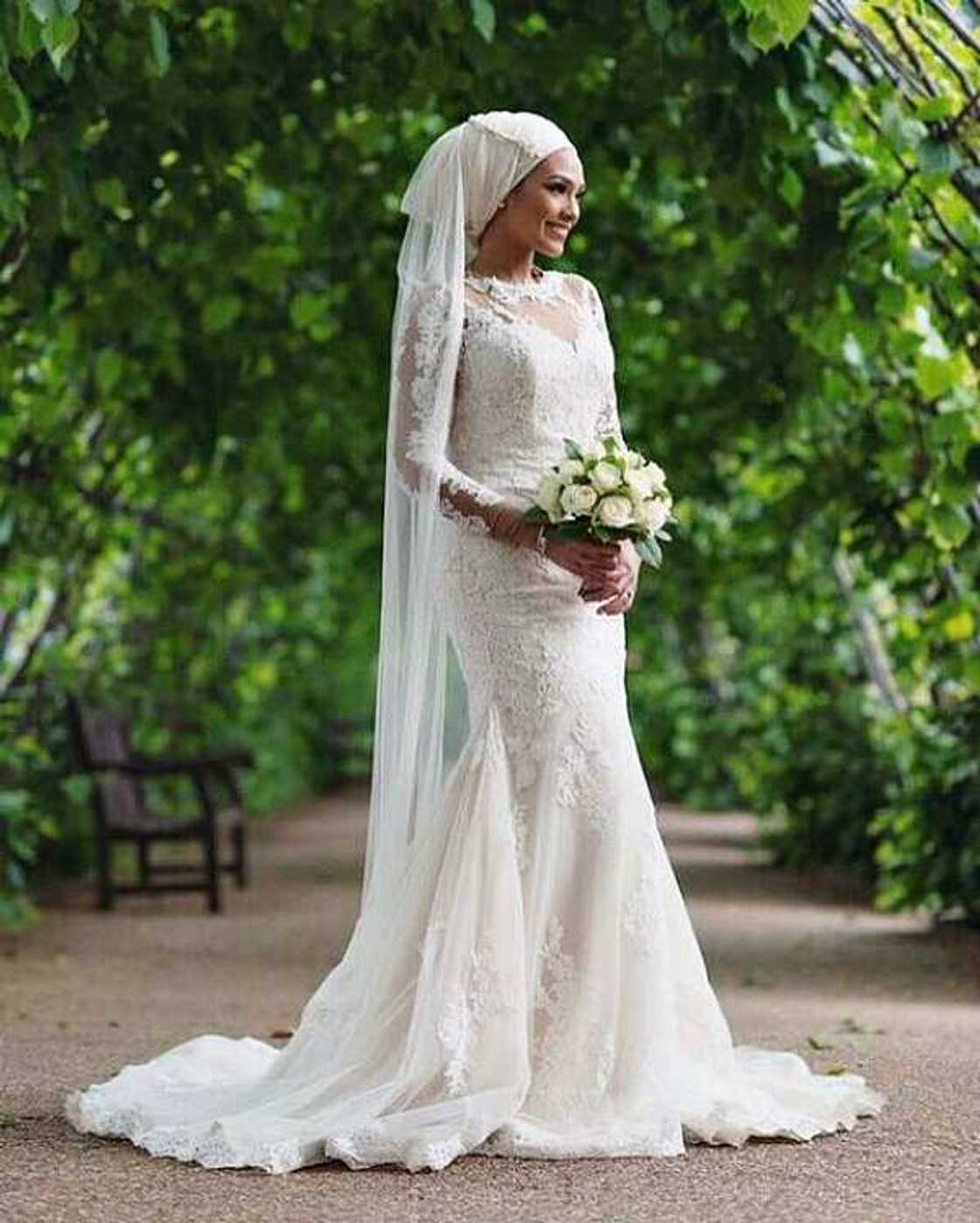 Tight-fitting wedding dress