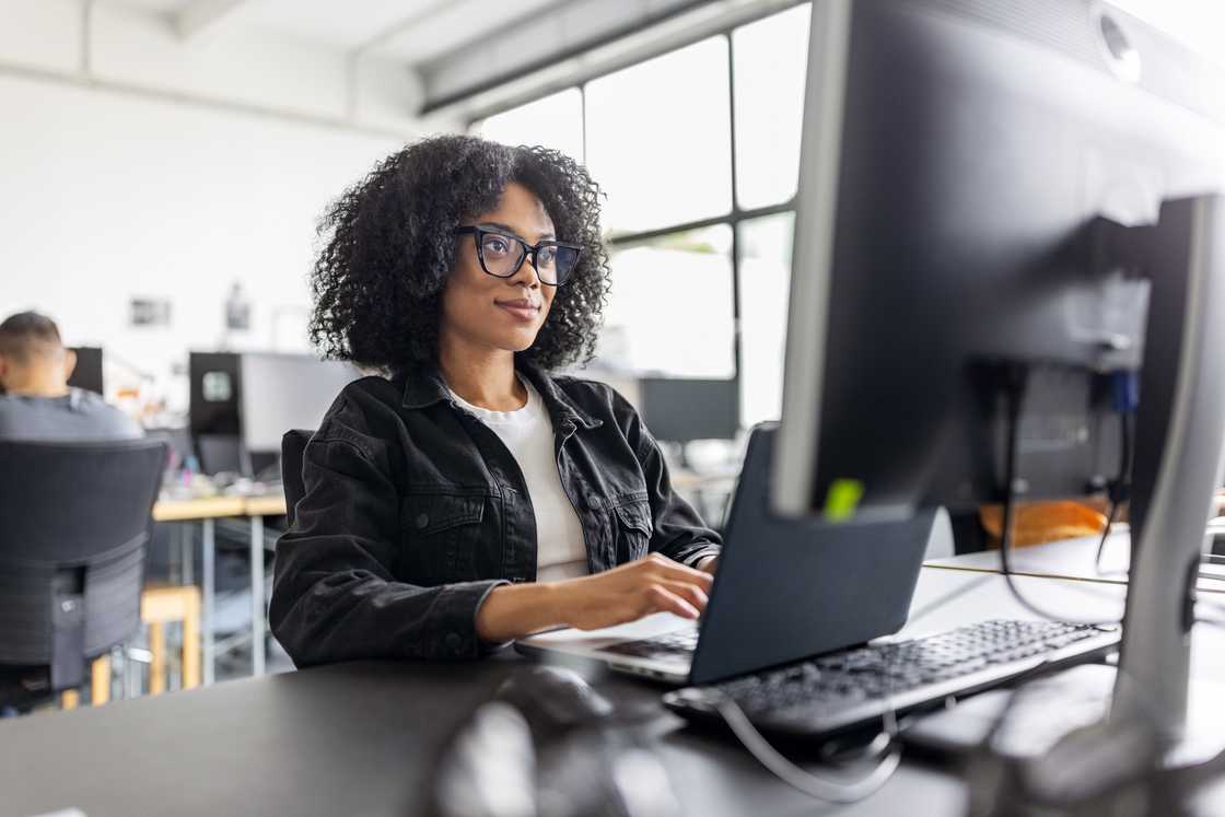 A lady on her office desk A lady on her office desk