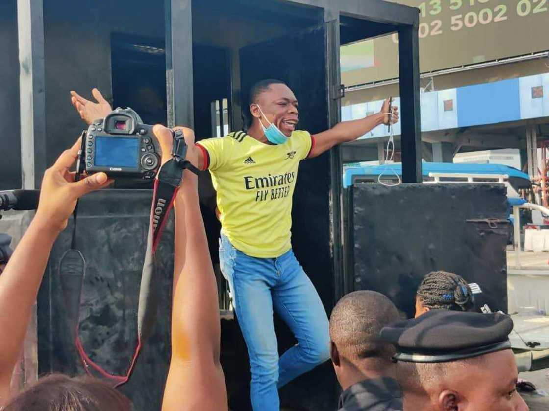 Hotunan yadda 'yan sanda suka yi ram da masu zanga-zanga a Lekki Tollgate Hotunan yadda 'yan sanda suka yi ram da masu zanga-zanga a Lekki Tollgate