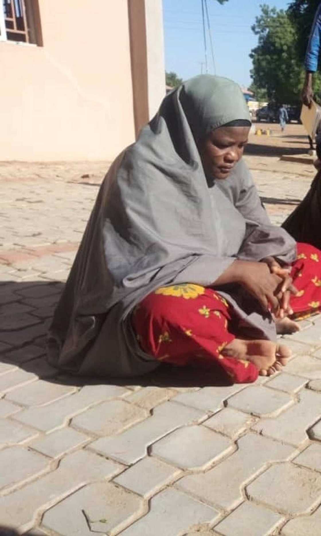 Zamfara: An kama wata mata da harsashi 991 na AK-47 za ta kai wa hatsabibin shugaban 'yan bindiga Zamfara: An kama wata mata da harsashi 991 na AK-47 za ta kai wa hatsabibin shugaban 'yan bindiga