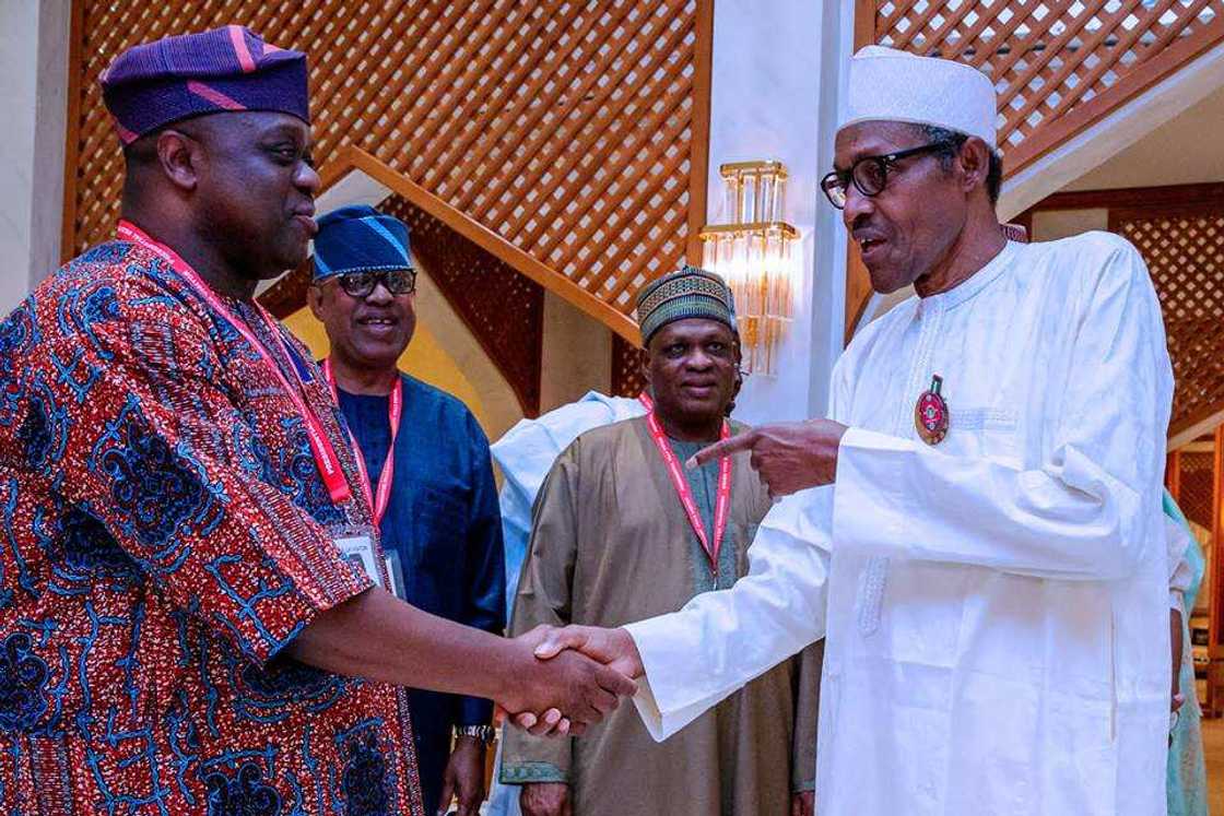 Shugaba Buhari ya karbi bakuncin wasu sanatocin APC (Hotuna) Shugaba Buhari ya karbi bakuncin wasu sanatocin APC (Hotuna)