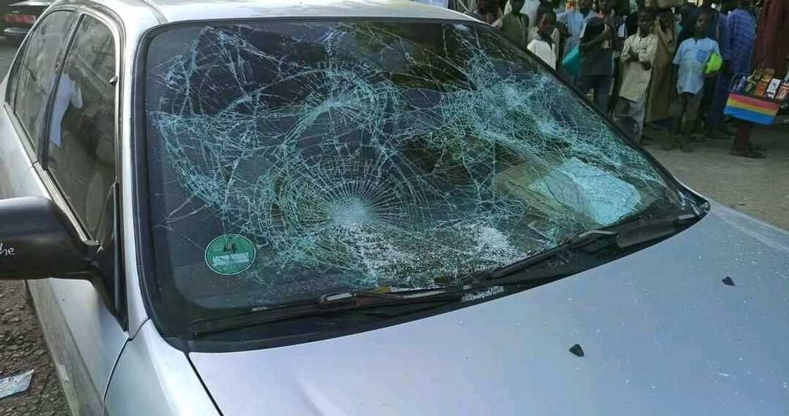 Zamfara: 'Yan daban siyasa sun lakada wa mai sukar Matawalle duka, sun farfashe motarsa Zamfara: 'Yan daban siyasa sun lakada wa mai sukar Matawalle duka, sun farfashe motarsa