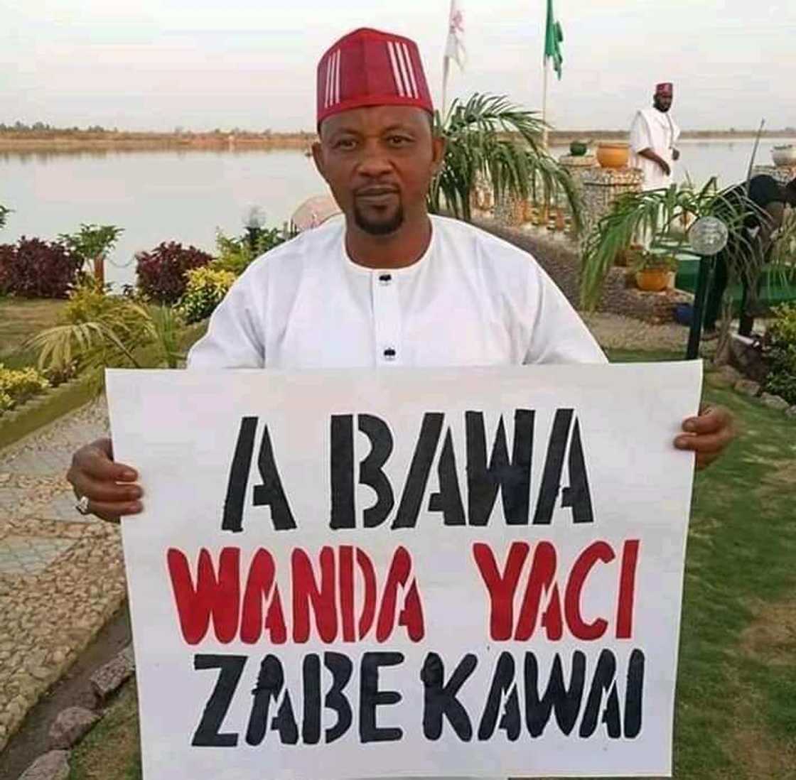 Mawakin Abba Gida-Gida ya jagoranci mawaka da 'yan fim yin zanga-zanga a Kano, hotuna Mawakin Abba Gida-Gida ya jagoranci mawaka da 'yan fim yin zanga-zanga a Kano, hotuna
