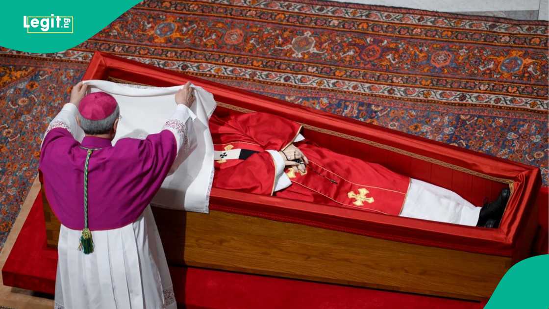 Pope Francis' coffin was sealed in preparation for burial. Pope Francis' coffin was sealed in preparation for burial.