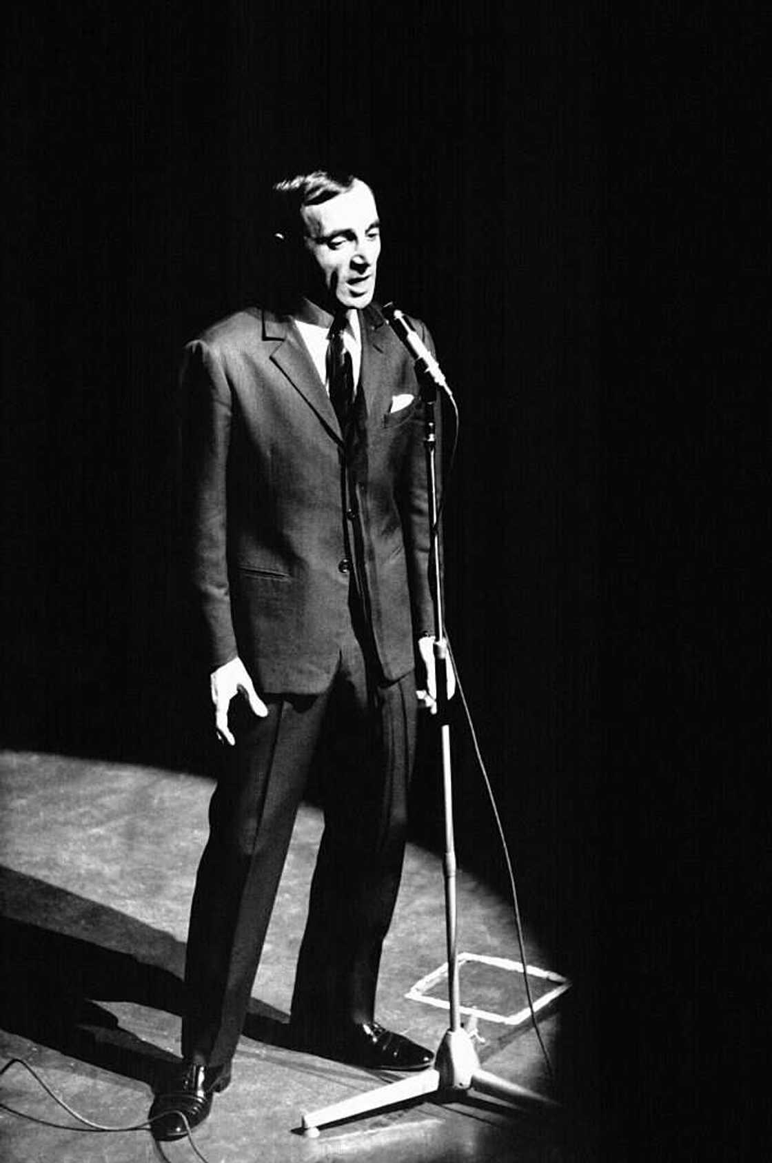 Le chanteur français Charles Aznavour à l'Olympia le 21 janvier 1965. Le chanteur français Charles Aznavour à l'Olympia le 21 janvier 1965.