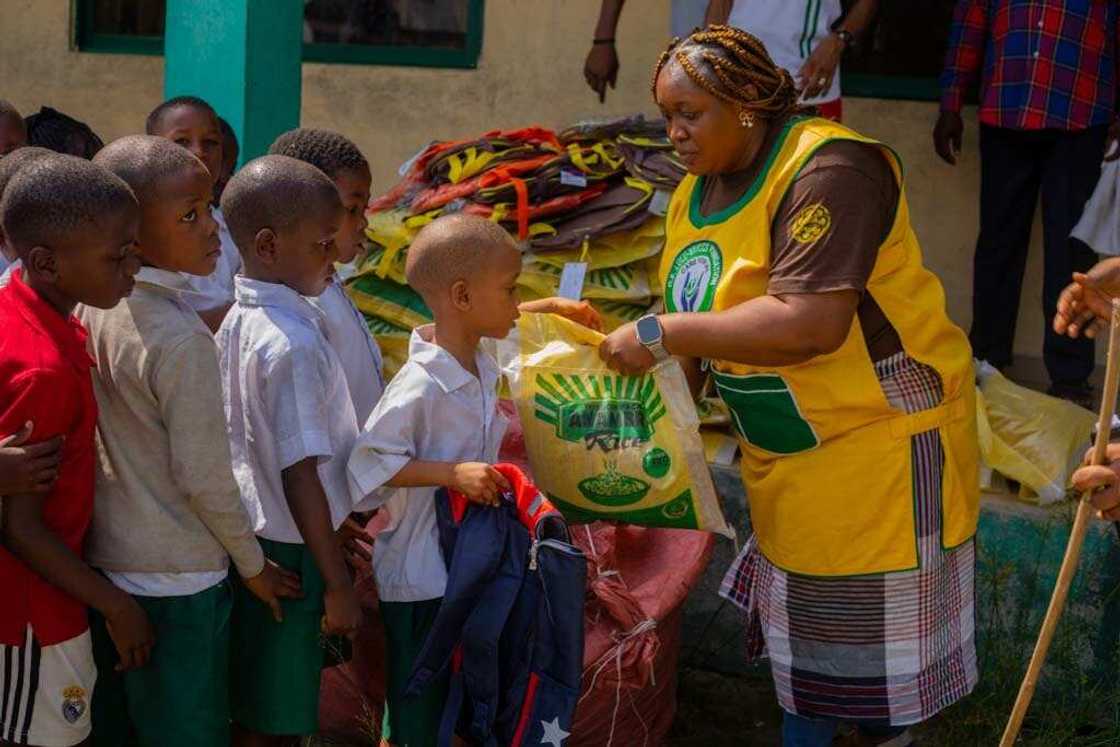 O.B. Lulu-Briggs Foundation Delights 3,000 Pupils, 800 Teachers at Christmas O.B. Lulu-Briggs Foundation Delights 3,000 Pupils, 800 Teachers at Christmas
