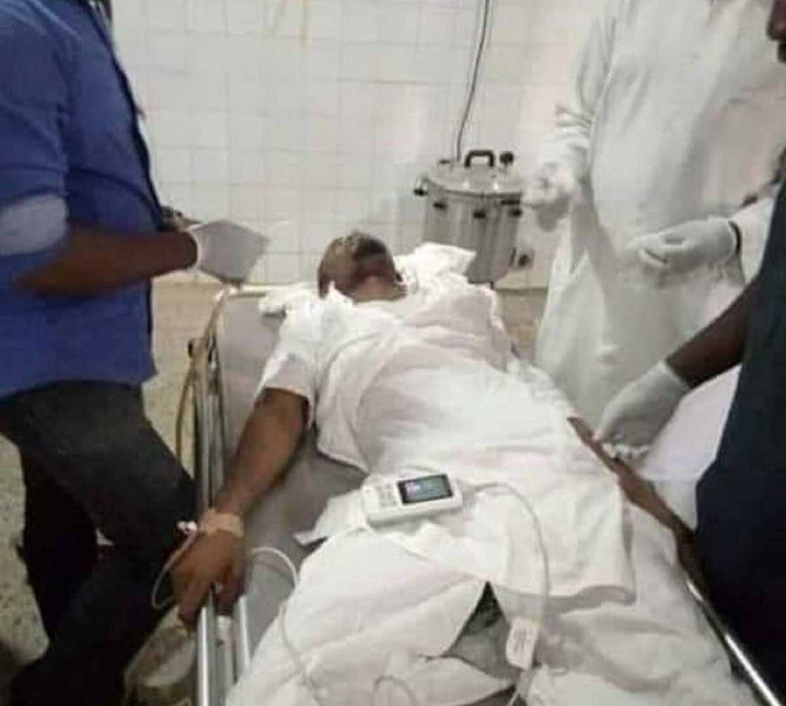 Shugaban karamar hukuma ya lallasa wa mai neman kujerarsa mugun duka Shugaban karamar hukuma ya lallasa wa mai neman kujerarsa mugun duka