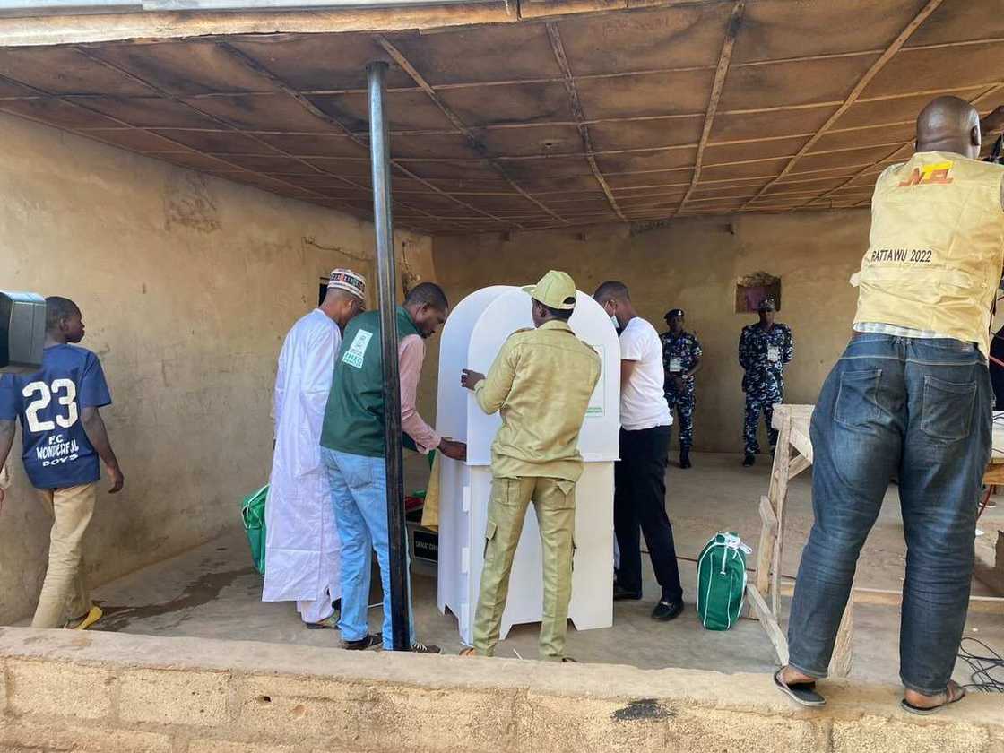 Jami'an zabe suna tsara wajen kada kuri'u Jami'an zabe suna tsara wajen kada kuri'u