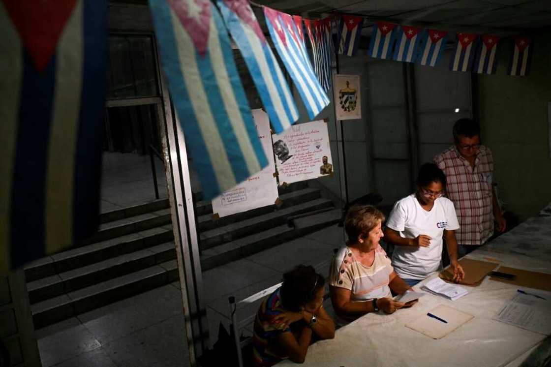 Electoral authorities count ballots at a polling station in Havana, on September 25, 2022 Electoral authorities count ballots at a polling station in Havana, on September 25, 2022