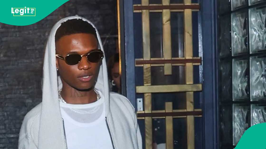 Wizkid and his baby mama seen having fun in car, fans react Wizkid and his baby mama seen having fun in car, fans react