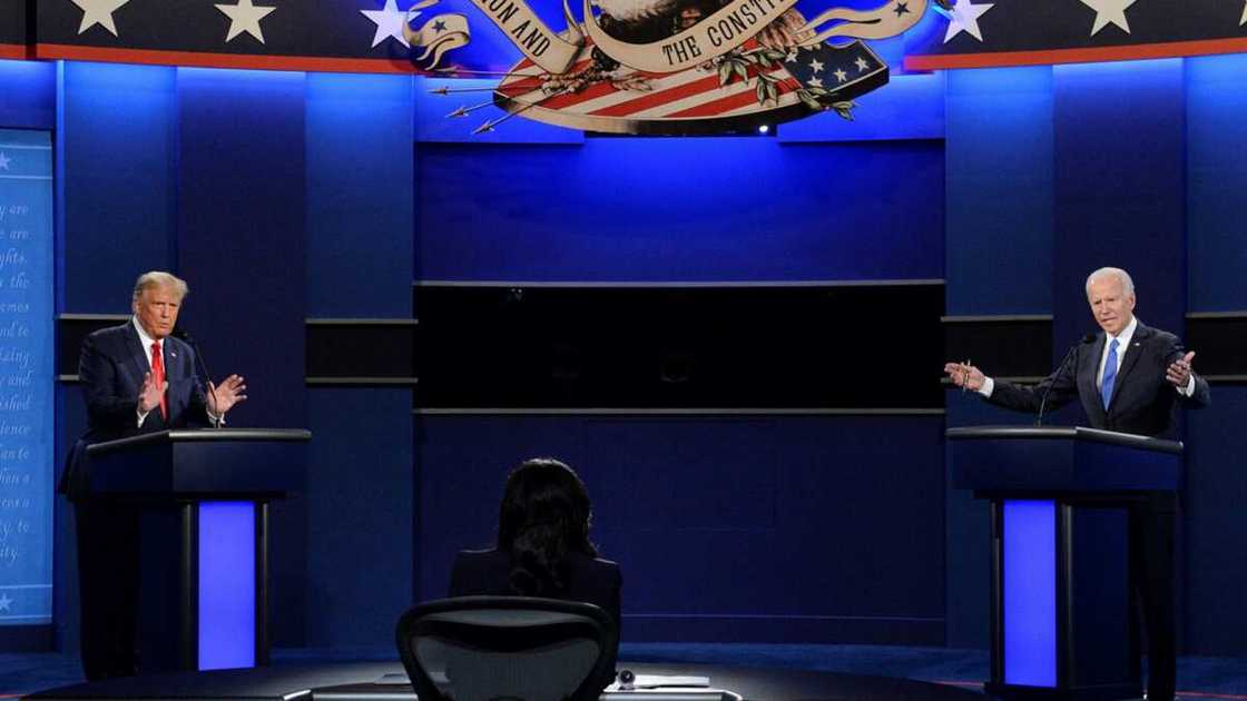 Zaɓen Amurka: Magoya bayan Trump sun yi wa tawagar Joe Biden barazana da makamai Zaɓen Amurka: Magoya bayan Trump sun yi wa tawagar Joe Biden barazana da makamai