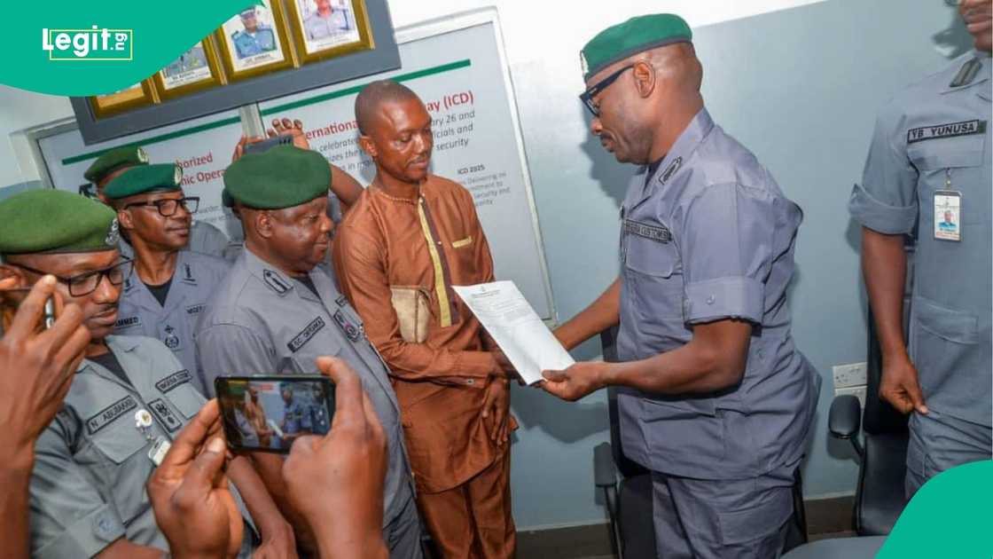 Clearing agent Olanrewaju Oyebanjo receiving his clearance certificate after using the B’Odogwu platform for the first time at Apapa port in Lagos state. Clearing agent Olanrewaju Oyebanjo receiving his clearance certificate after using the B’Odogwu platform for the first time at Apapa port in Lagos state.