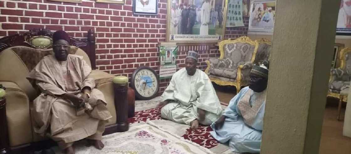 Hotunan tsula-tsulan motocin zamani da Zulum ya mika ga sabon Shehun Borno Hotunan tsula-tsulan motocin zamani da Zulum ya mika ga sabon Shehun Borno