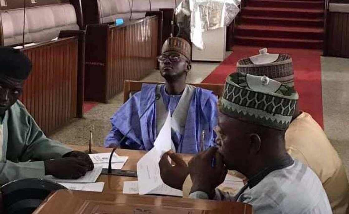 Yanzu-yanzu: Ana baiwa hammata iska a majalisar dokokin jihar Kaduna (Bidiyo) Yanzu-yanzu: Ana baiwa hammata iska a majalisar dokokin jihar Kaduna (Bidiyo)