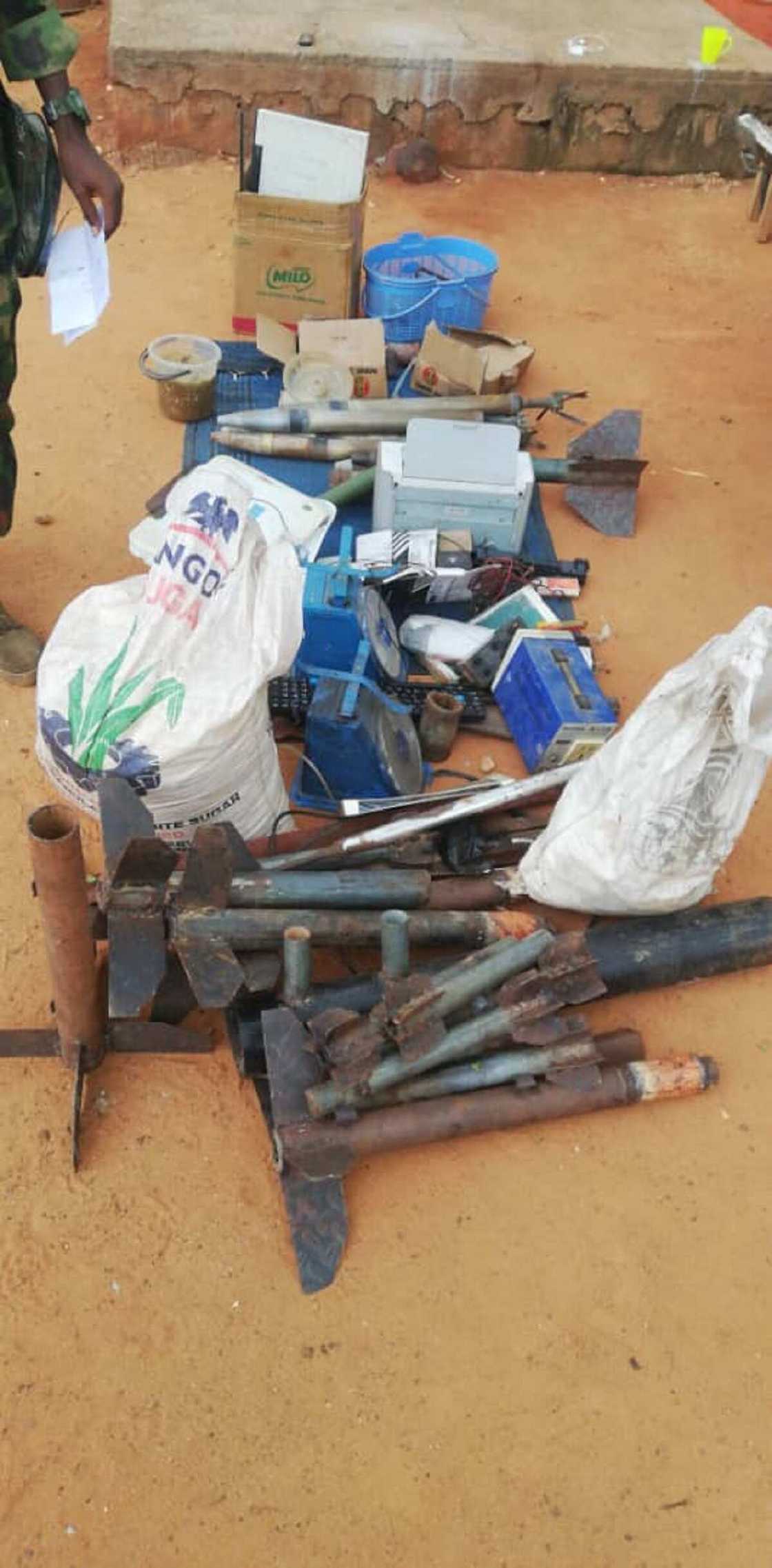 Hotuna: An gano wurin ajiyar makaman 'yan ta'adda a Nasarawa Hotuna: An gano wurin ajiyar makaman 'yan ta'adda a Nasarawa