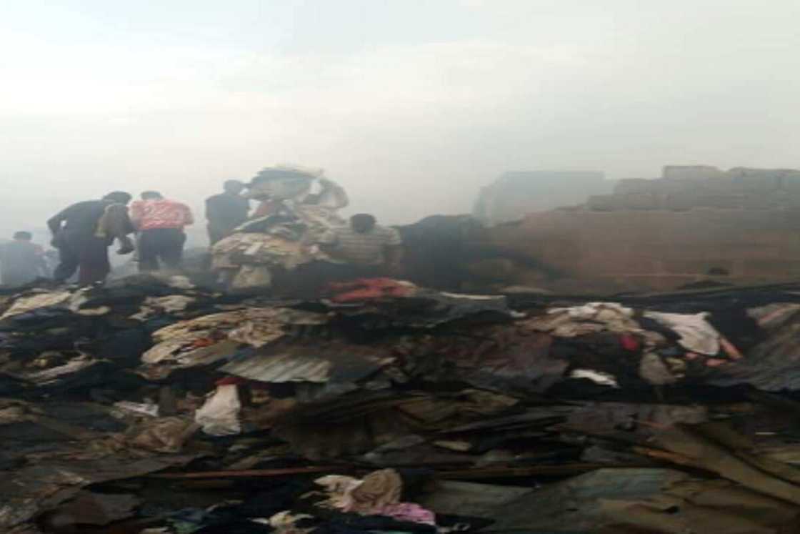 Yanzu Yanzu: Gobara ta tashi a sananiyyar kasuwar Katangowa da ke Lagas (hotuna) Yanzu Yanzu: Gobara ta tashi a sananiyyar kasuwar Katangowa da ke Lagas (hotuna)