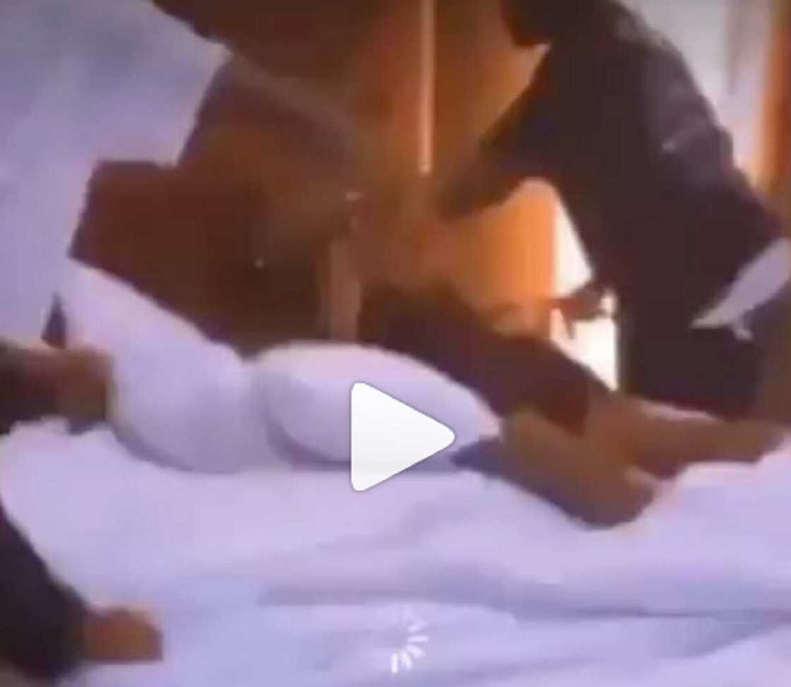 Bidiyon saurayi da abokansa suna jibgar budurwarsa bayan sun kama ta da kato Bidiyon saurayi da abokansa suna jibgar budurwarsa bayan sun kama ta da kato