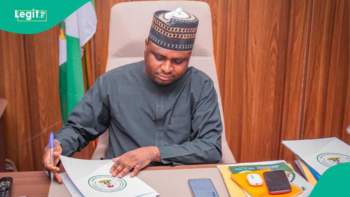 Daya daga cikin manyan hadiman shugaban kasa, Nasir Bala Ja'oji ya yi murabus daga mukaminsa. Daya daga cikin manyan hadiman shugaban kasa, Nasir Bala Ja'oji ya yi murabus daga mukaminsa.