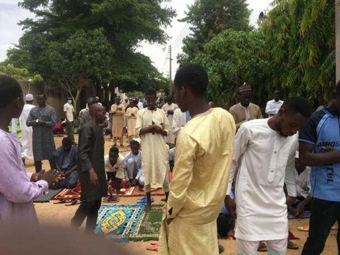 Kano: Yadda aka cika makil a masallacin Juma'a (Hotuna) Kano: Yadda aka cika makil a masallacin Juma'a (Hotuna)