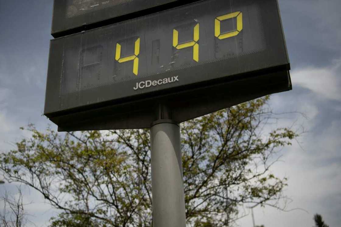 Que calor: A street thermometer in Seville, southern Spain Que calor: A street thermometer in Seville, southern Spain