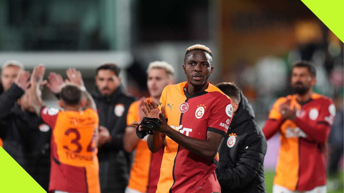 Victor Osimhen in applauds the Galatsaray fans Victor Osimhen in applauds the Galatsaray fans