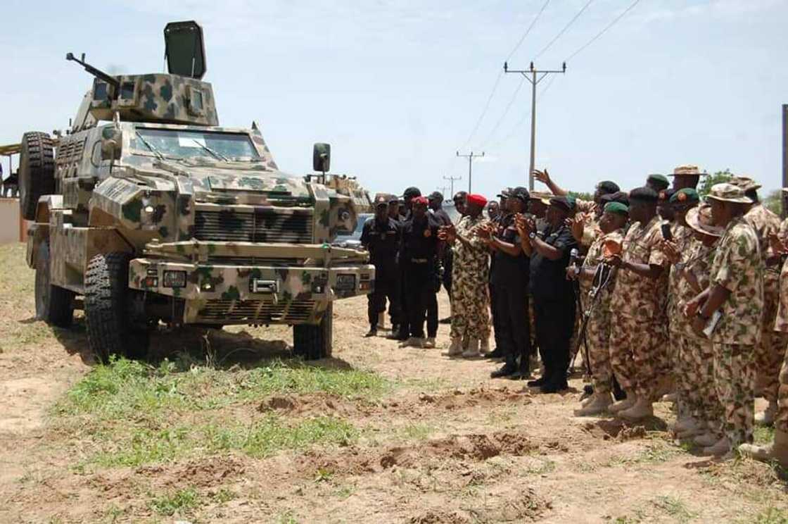 Yaki da ta’addanci: Rundunar Soja ta aika da wasu manyan motocin yaki jahar Borno (Hotuna) Yaki da ta’addanci: Rundunar Soja ta aika da wasu manyan motocin yaki jahar Borno (Hotuna)