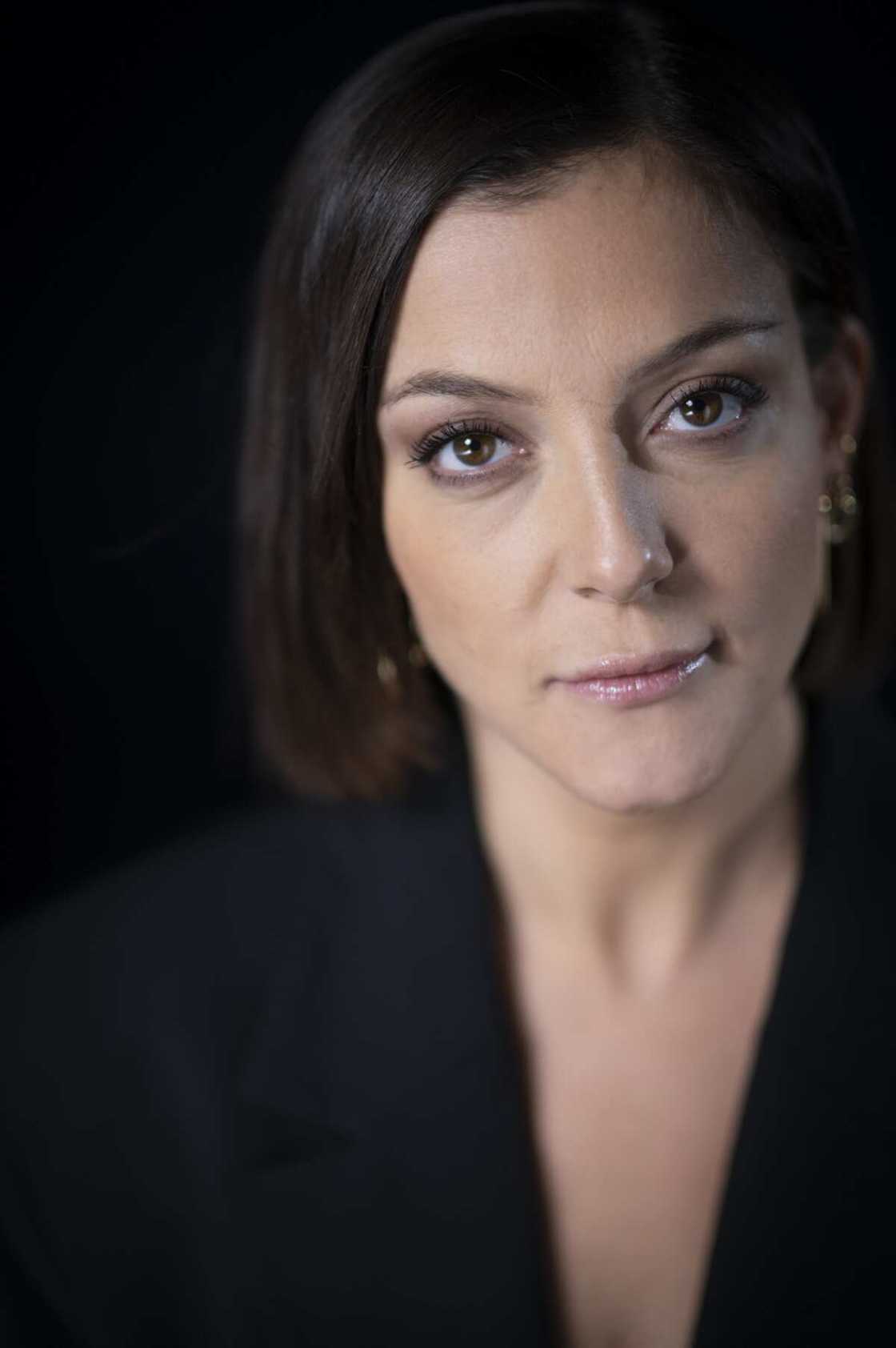 Portrait de la chanteuse française Camille Lellouche. Photo : MARTIN BUREAU/AFP via Getty Images).