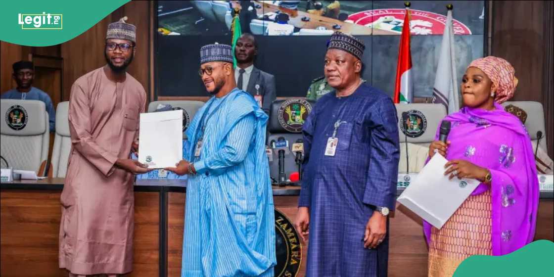 Governor Dauda Lawal presents certificates to Zamfara scholarship graduates in Gusau.