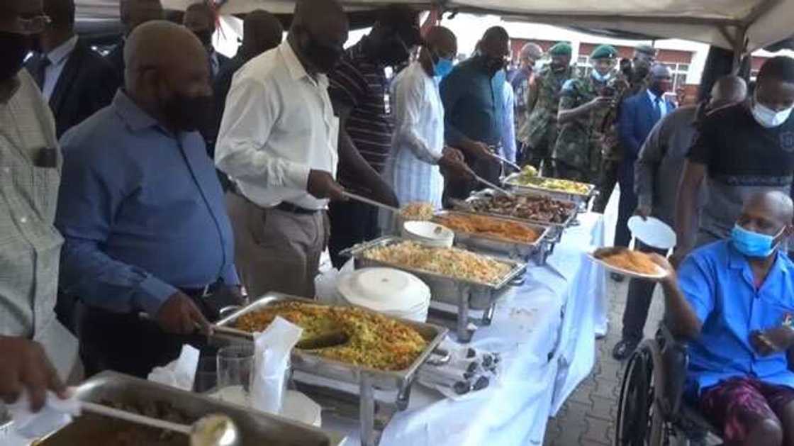 Boko Haram: Buratai ya zoyarci sojin Najeriya da ke jinya a Kaduna (Hotuna) Boko Haram: Buratai ya zoyarci sojin Najeriya da ke jinya a Kaduna (Hotuna)