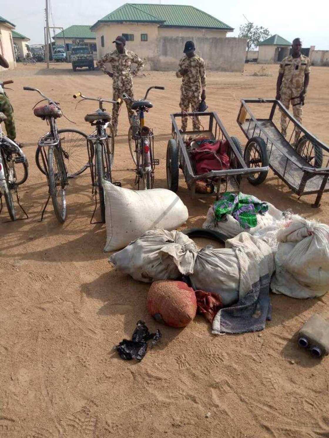 Sojoji sun kama injin nika da makamai bayan sun kashe dumbin yan Boko Haram Sojoji sun kama injin nika da makamai bayan sun kashe dumbin yan Boko Haram