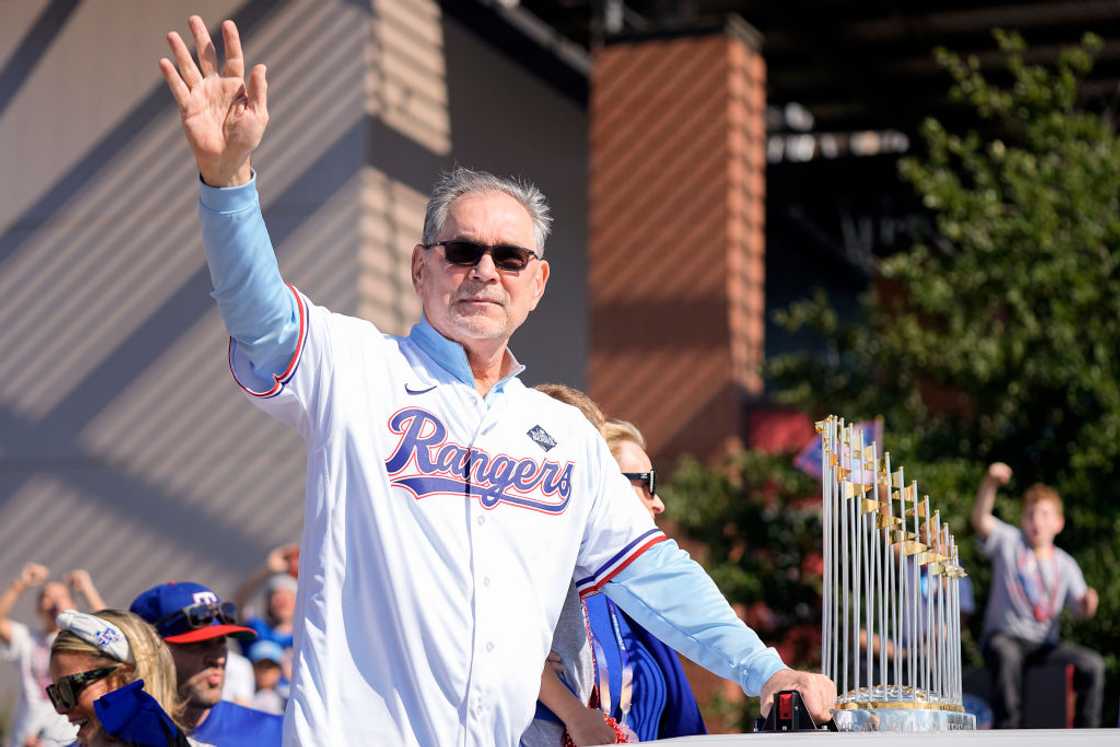 Bruce Bochy waves to fans during the World Series Championship parade Bruce Bochy waves to fans during the World Series Championship parade