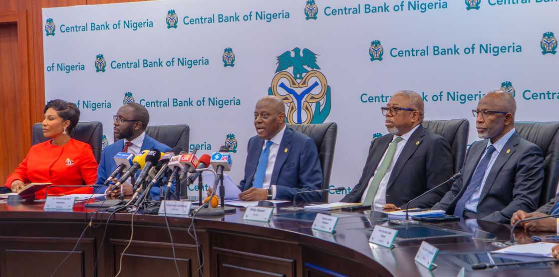 CBN ya ce bankunan sun gaza cika ka'idoji da sharudan da aka gindaya masu. CBN ya ce bankunan sun gaza cika ka'idoji da sharudan da aka gindaya masu.