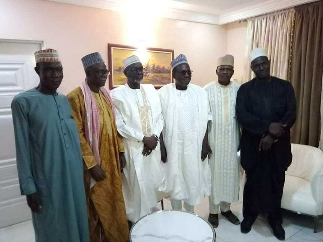 Gamayyar dattawa da matasan Arewa mazauna jihar Edo sun alanta goyon bayansu Osaze Ize-Iyamu (Hotuna da Bidiyo) Gamayyar dattawa da matasan Arewa mazauna jihar Edo sun alanta goyon bayansu Osaze Ize-Iyamu (Hotuna da Bidiyo)
