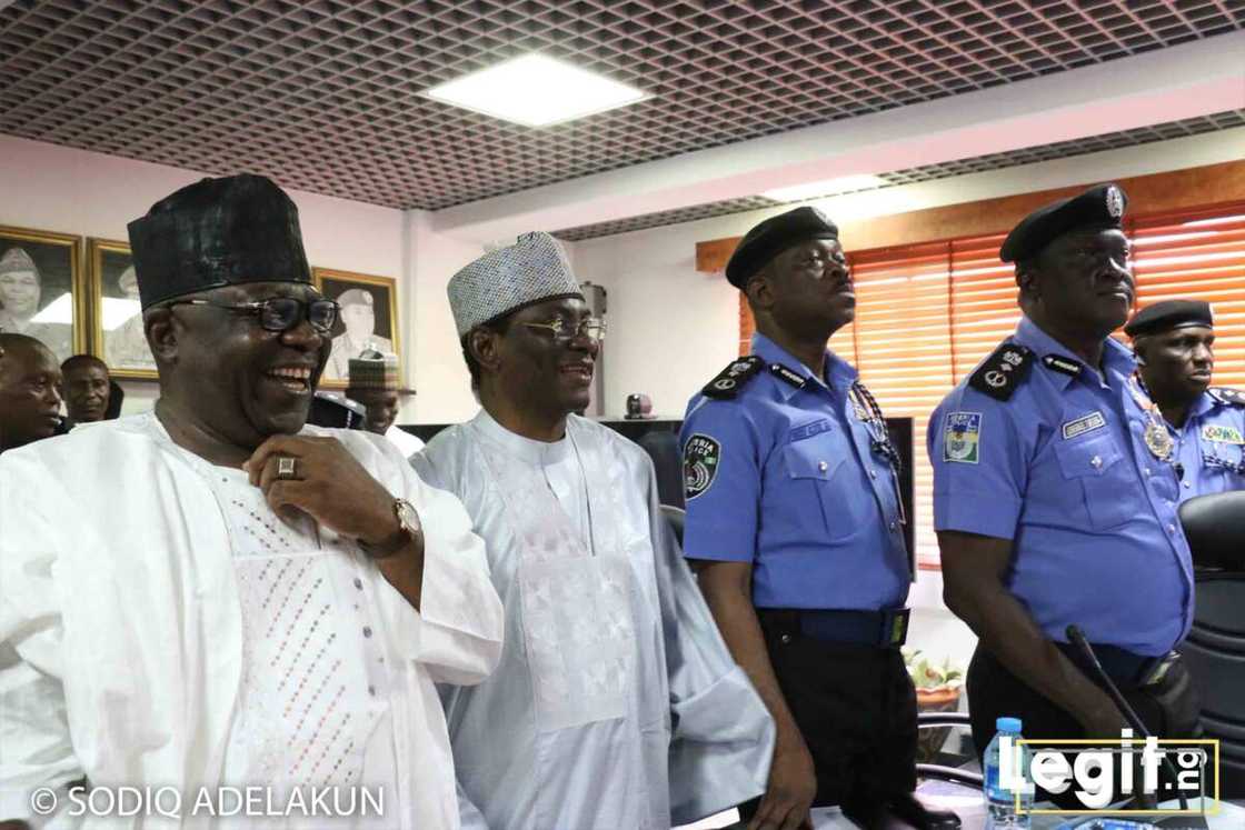 Duniya juyi-juyi: Sabon Sifeto Janar ya karbi tuta hannun IGP Idris Duniya juyi-juyi: Sabon Sifeto Janar ya karbi tuta hannun IGP Idris