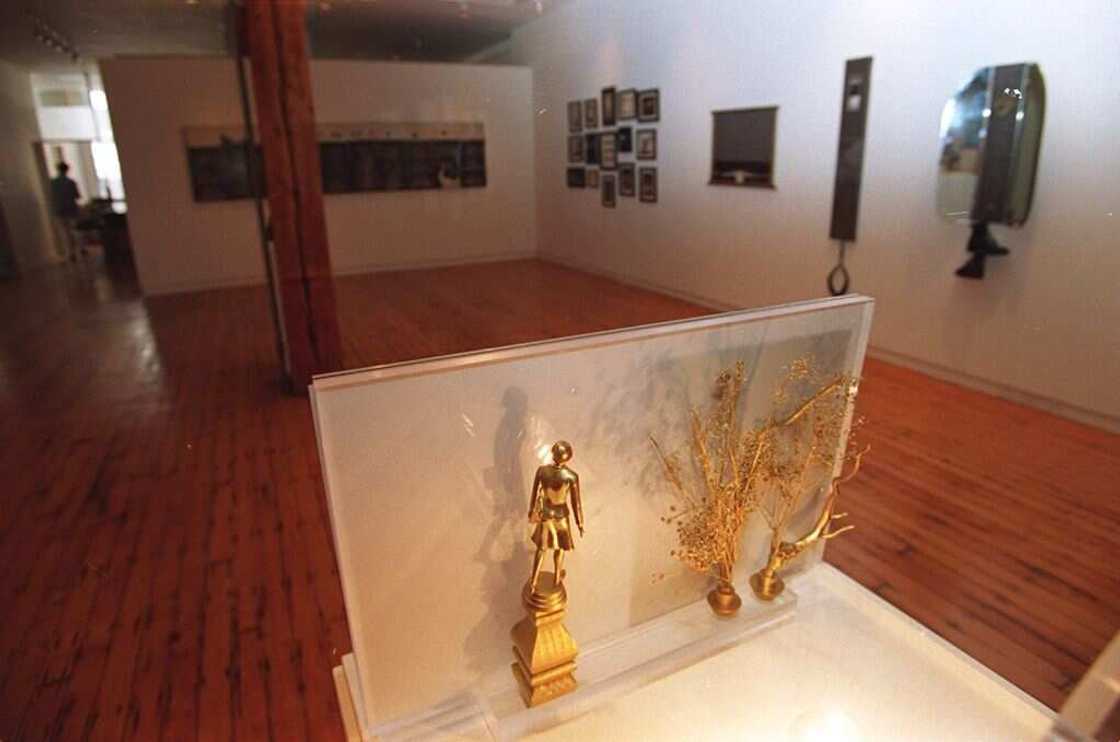 Les œuvres de Dan Estabrook ont été exposées au Camerawork's Inaugural Exhibition Les œuvres de Dan Estabrook ont été exposées au Camerawork's Inaugural Exhibition