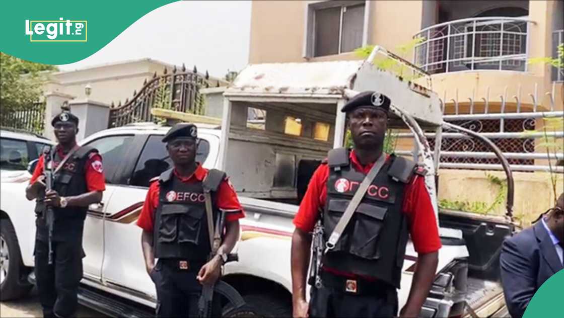 Students flee in terror during EFCC raid at Kwara State Polytechnic Students flee in terror during EFCC raid at Kwara State Polytechnic