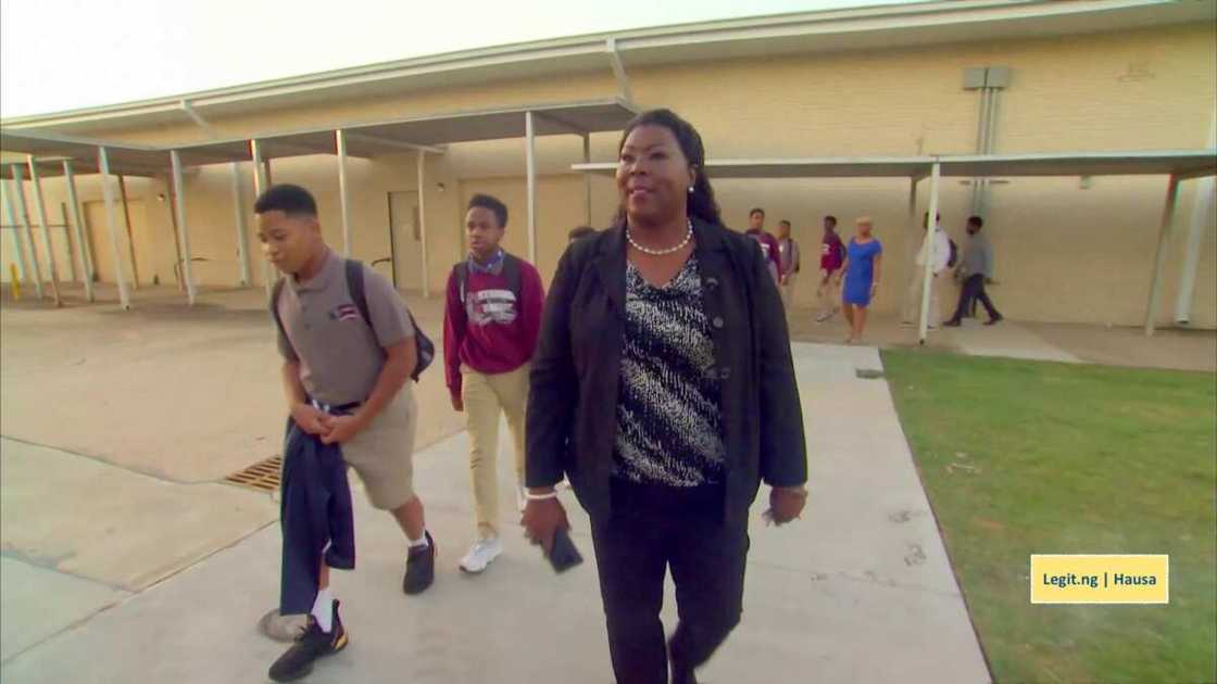 Matar da ta zama mataimakiyar shugaban makarantar sakandare daga aikin shara da goge-goge Matar da ta zama mataimakiyar shugaban makarantar sakandare daga aikin shara da goge-goge