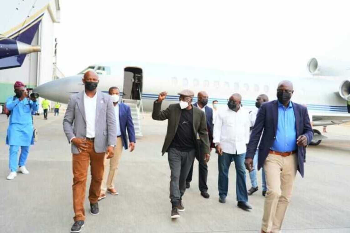 Hotunan Tinubu yayin da ya dawo daga Ingila bayan kwashe kwana 10 ya na shawara Hotunan Tinubu yayin da ya dawo daga Ingila bayan kwashe kwana 10 ya na shawara