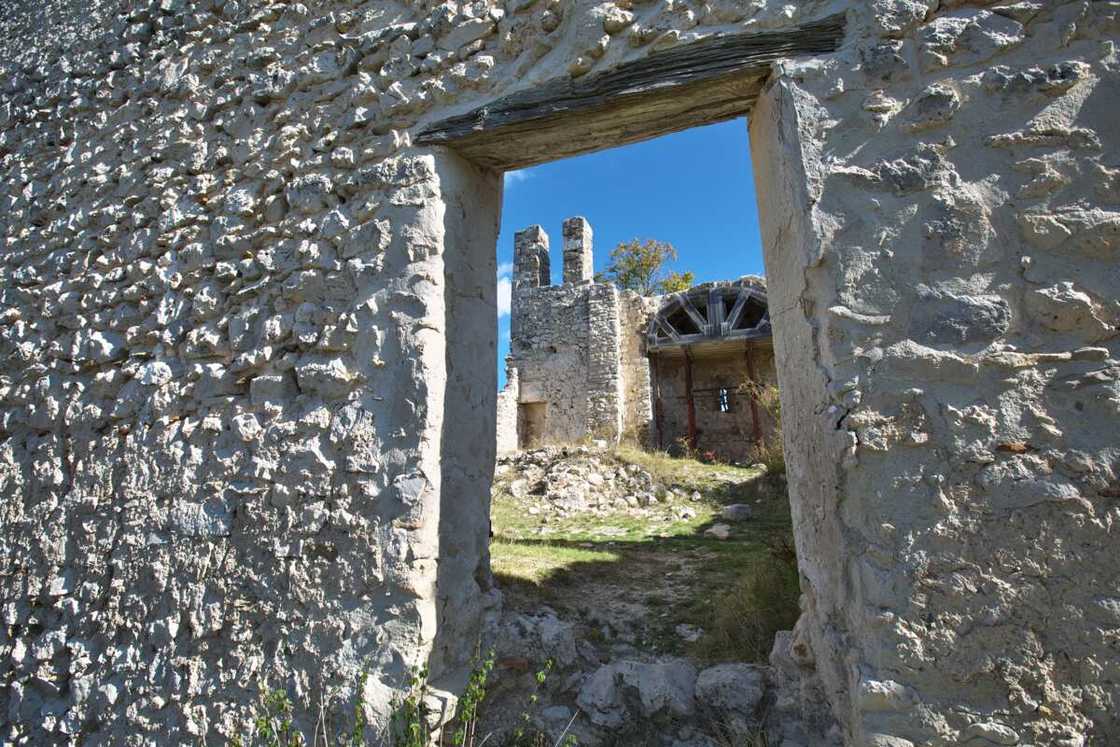 Les ruines du village Châteauneuf-lès-Moustiers. Les ruines du village Châteauneuf-lès-Moustiers.
