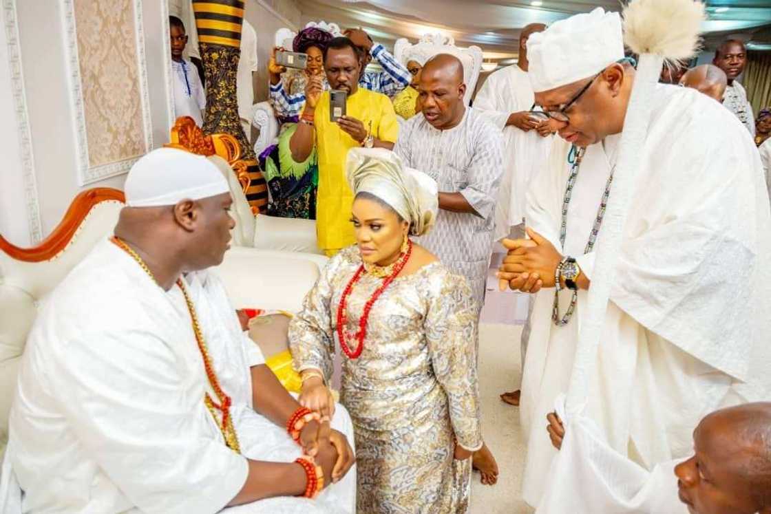 Ooni na Ife da sabuwar amaryarsa Ooni na Ife da sabuwar amaryarsa