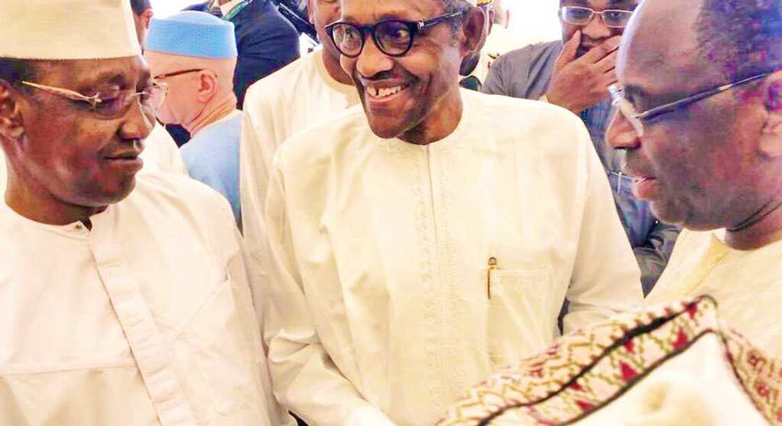 Buhari ya yi sallar Juma'a a Makkah tare da wasu shugabanin kasashe (Hotuna) Buhari ya yi sallar Juma'a a Makkah tare da wasu shugabanin kasashe (Hotuna)