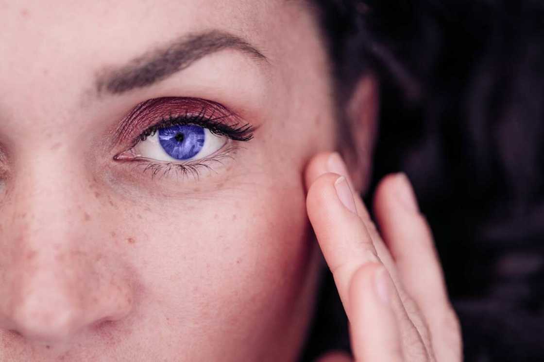 femme aux yeux violets femme aux yeux violets