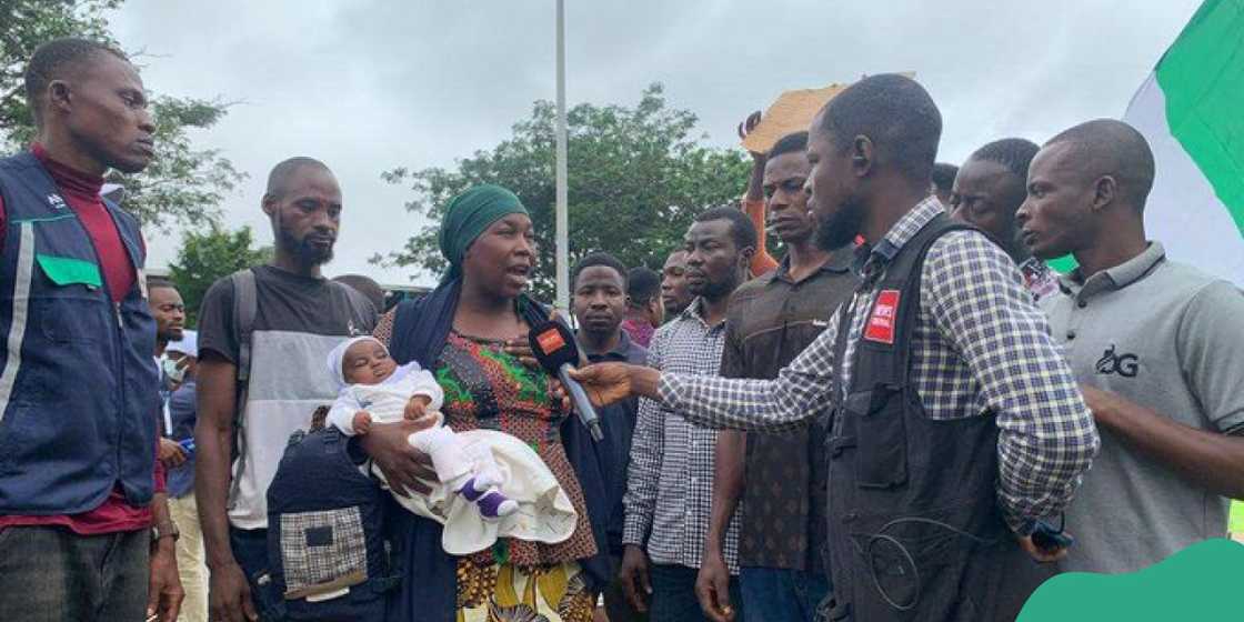 Protesting nursing mother accuses police of shooting tear gas Protesting nursing mother accuses police of shooting tear gas