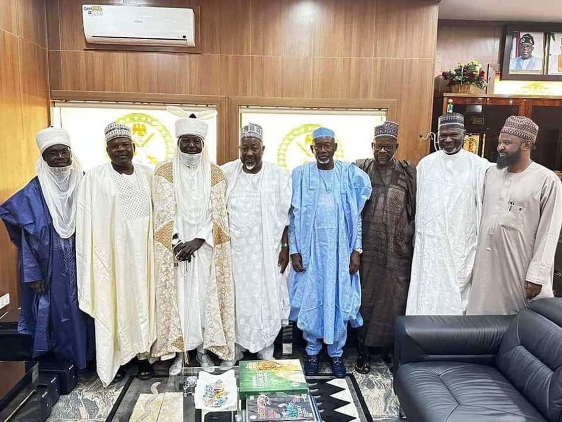 Ministan tsaro tare da wakilan jihar Jigawa. Ministan tsaro tare da wakilan jihar Jigawa.