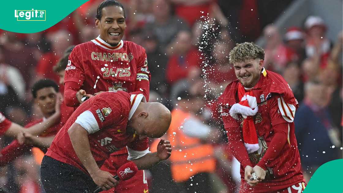 Virgil van Dijk, Arne Slot, Harvey Elliott, Liverpool, Tottenham Hotspur, Anfield, Premier League. Virgil van Dijk, Arne Slot, Harvey Elliott, Liverpool, Tottenham Hotspur, Anfield, Premier League.
