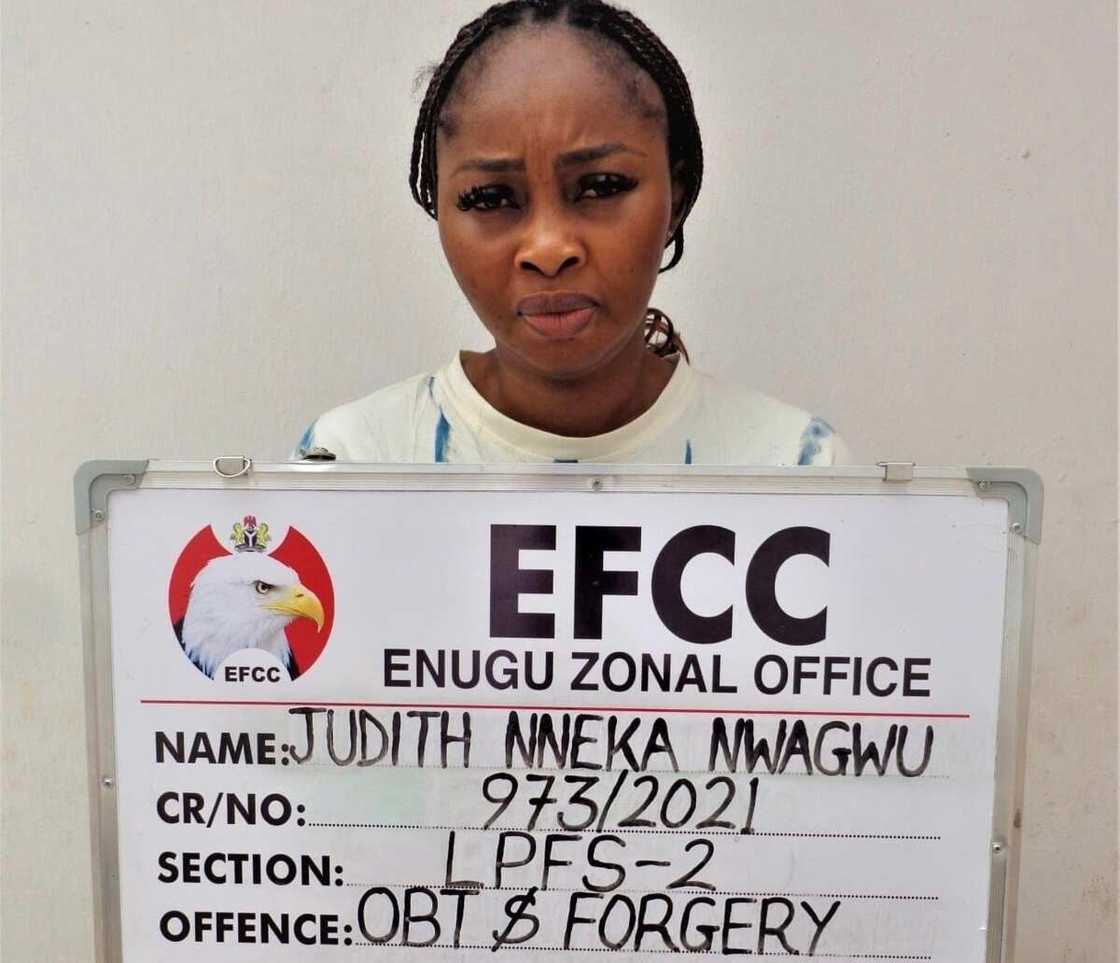 Fuskar ma’akaciyar bankin da hukumar EFCC ta kama da almundahanar N450m Fuskar ma’akaciyar bankin da hukumar EFCC ta kama da almundahanar N450m